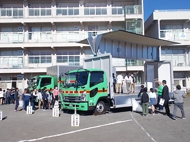 保安道路企画 ラウンドポスト 着脱一本脚タイプ 高さ800mm 台座φ200mm RP-U800 (メーカー直送 代引き決済不可)車線分離標 ラバーポール - 3